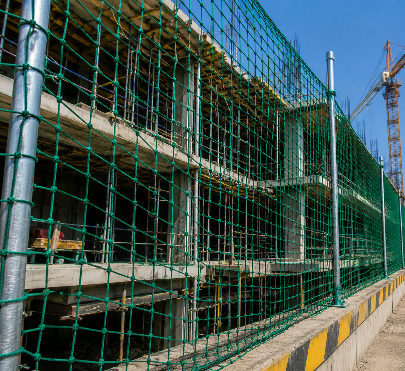Installation professionnelle de filets de sécurité pour chantiers